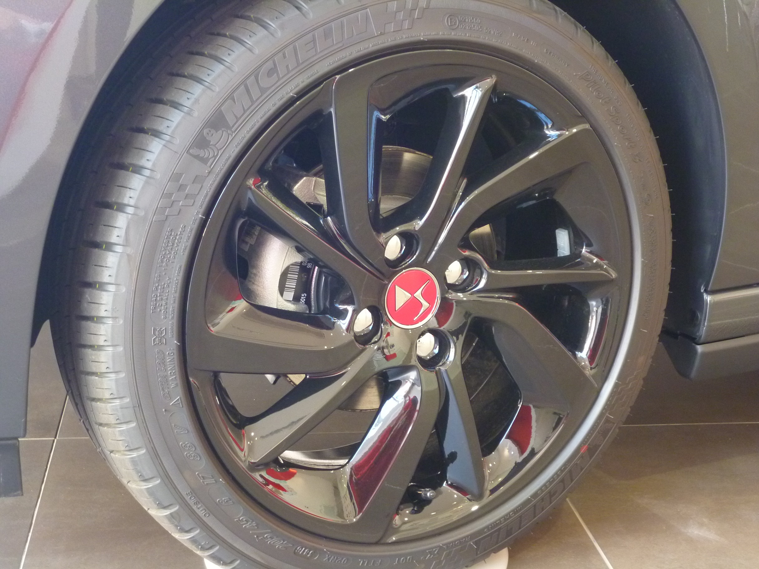 DS3 Performance Line　到着致しました～♪