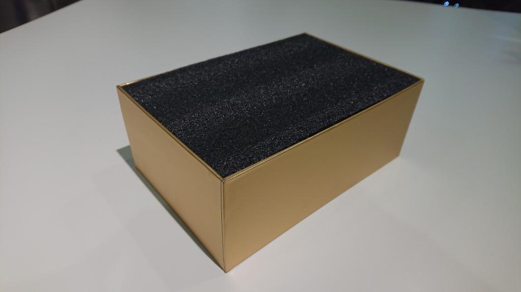 日本の伝統色「錆利休」（さびりきゅう）をまとった、イカしたアイツ