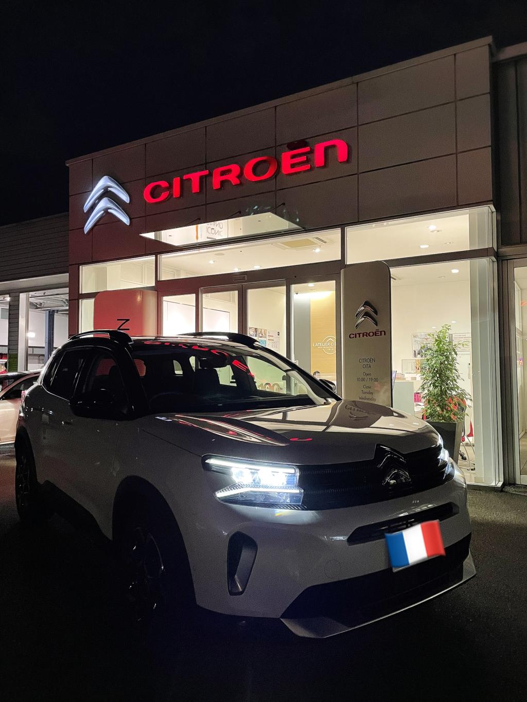 暗闇に浮かぶNEW C5 AIRCROSS