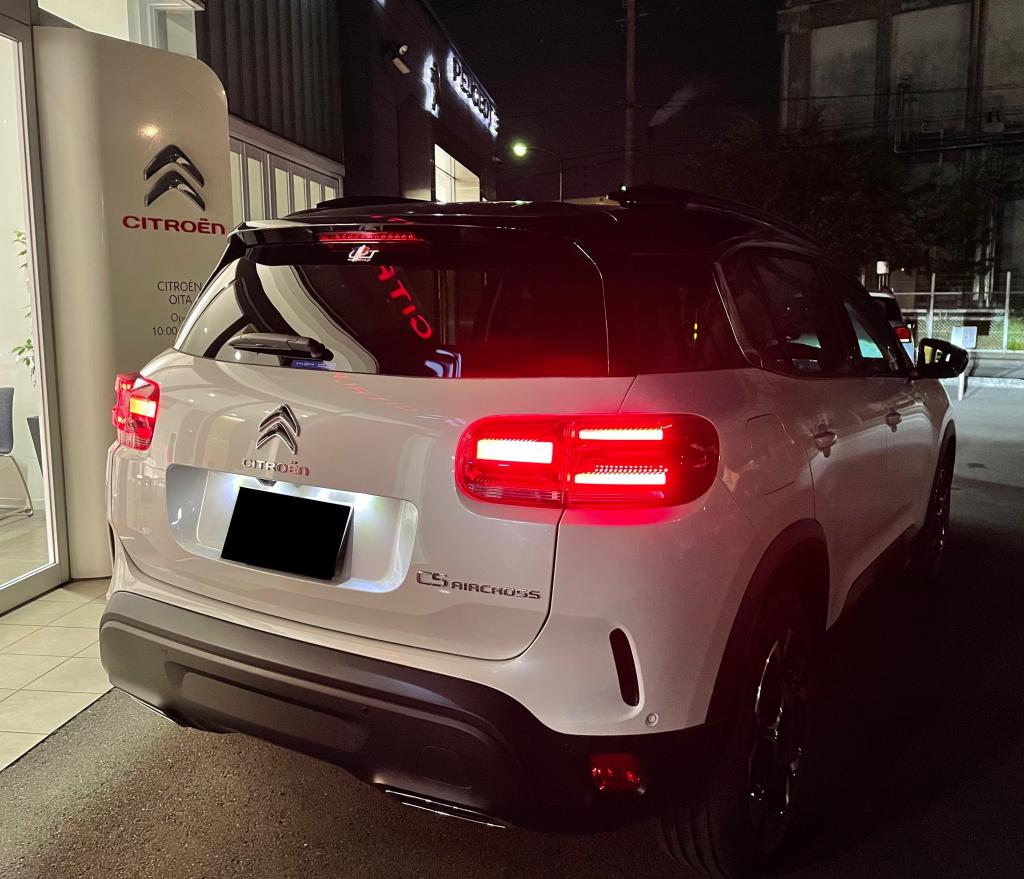 暗闇に浮かぶNEW C5 AIRCROSS